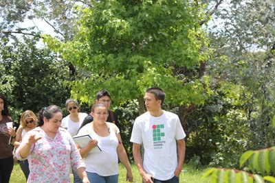 Os estudantes do IFB caminharam pelo Rancho Paraná e conheceram a experiência de produção e agroturismo conjugadas